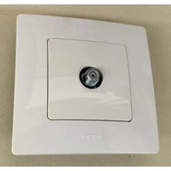 Prise TV Connectique F étoile Blindée 0-2400MHz Complete Avec Plaque Blanc Pur NILOE LEGRAND 664750-P