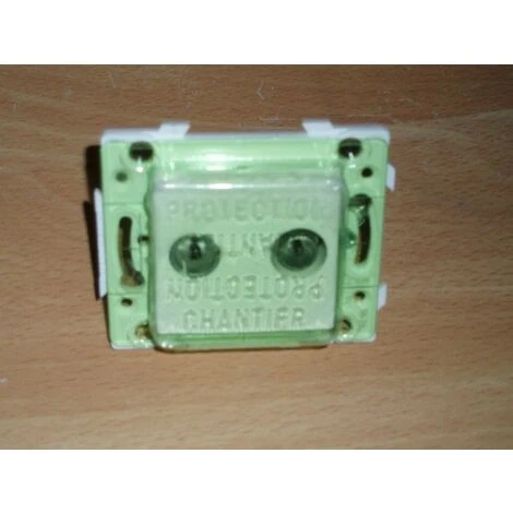 Prise TV / FM Déclassé (rayures) Blanche Standard 9.52mm Sans Plaque Fixation Vis ESPACE ARNOULD 1 Prise TV / FM Déclassé (rayures) Blanche Standard 9.52mm Sans Plaque Fixation Vis ESPACE ARNOULD